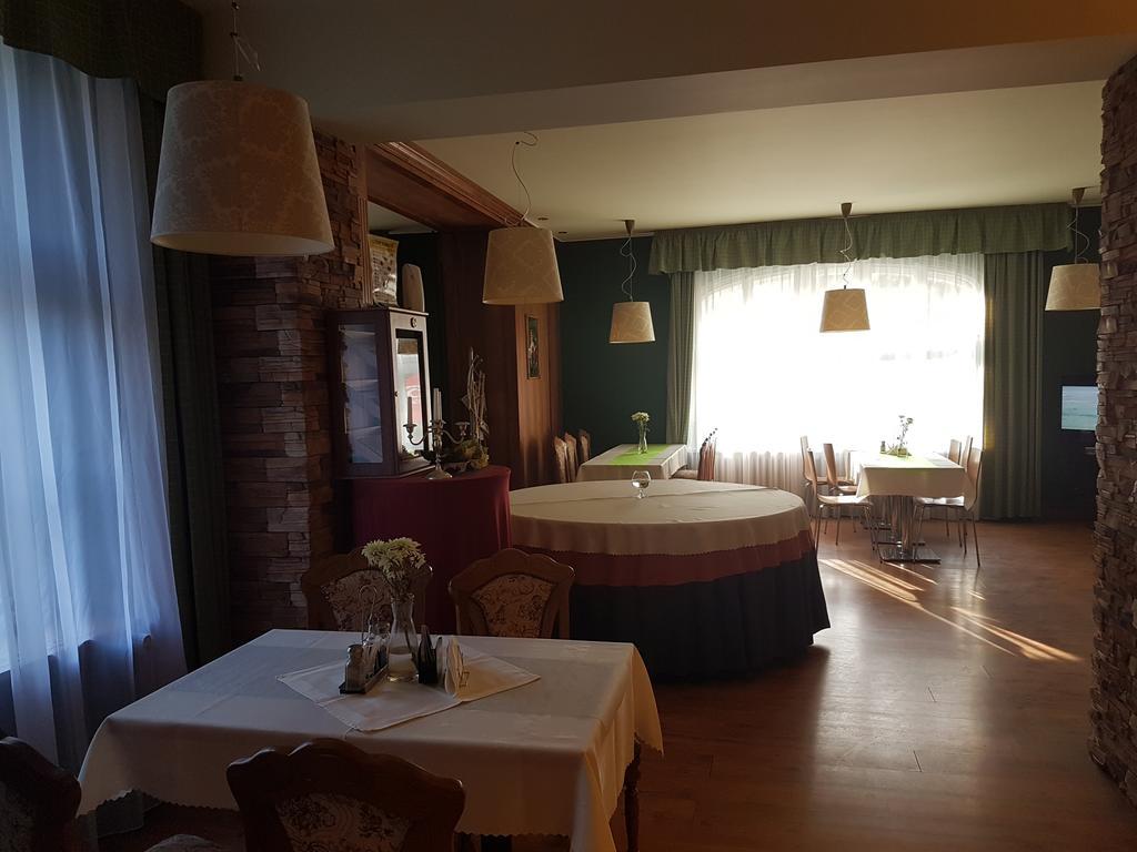 Siesta Rodinny Resort パルドゥビツェ エクステリア 写真